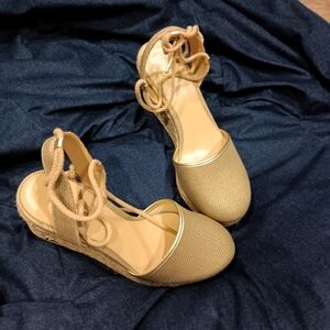 NWOT MK Kendrick Gold Wedge Canvas Sandals Size 7.5
